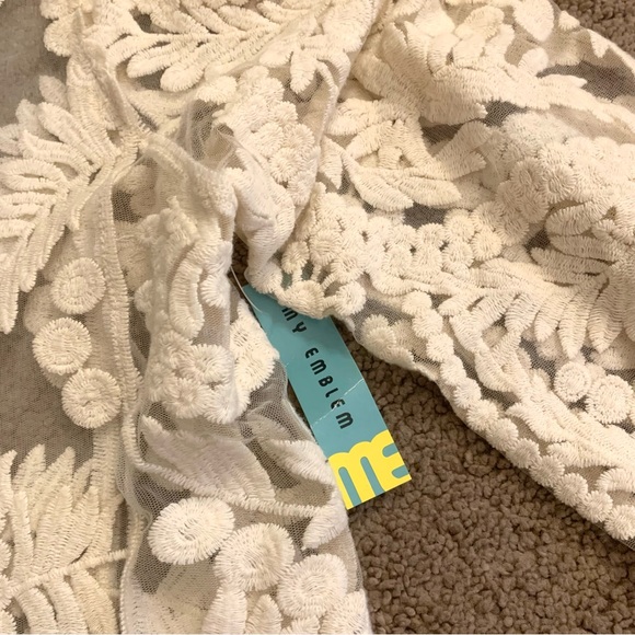 Me My Emblem Crochet Lace Embroidered Blouse - Picture 3 of 9